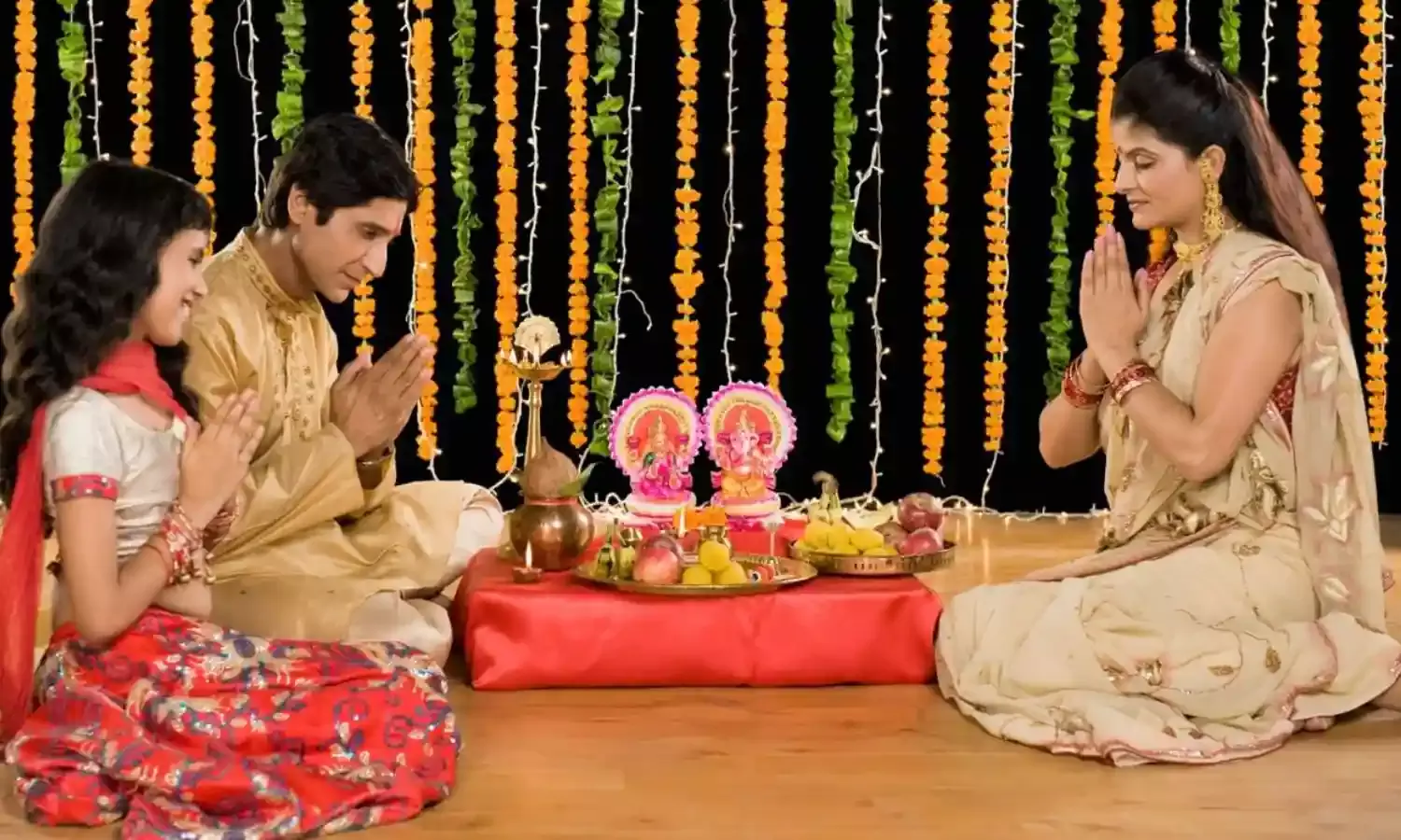 कल है दिवाली, लक्ष्मी पूजन के निकले 3 शुभ मुहूर्त, जानें पूजा विधि और उपाय कल है दिवाली, लक्ष्मी पूजन के निकले 3 शुभ मुहूर्त, जानें पूजा विधि और उपाय