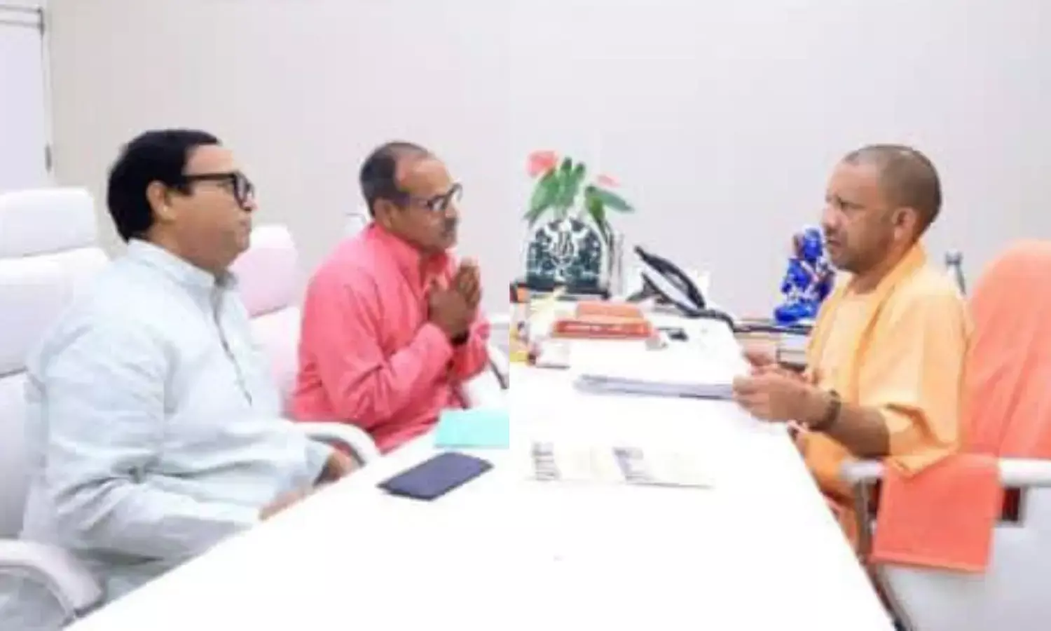 भैनगांव में एक ही कैम्पस में प्राइमरी और जूनियर स्कूल मामले पर पड़ी योगी दृष्टि, डीएम ने सीडीओ को सौंपी जांच...