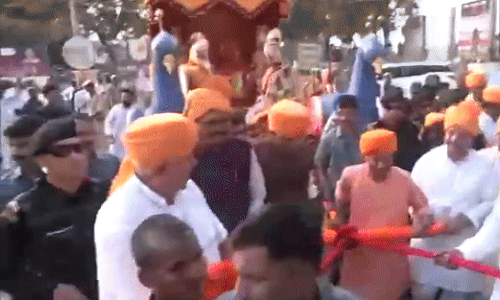 मुख्यमंत्री योगी आदित्यनाथ ने खींचा भगवान राम का रथ