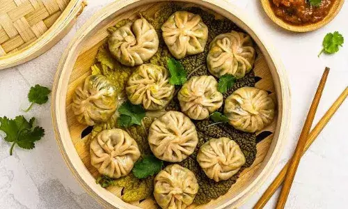 मोमोज खाने वाले हो जाए सावधान! 33 साल की महिला ने तोड़ा दम, 20 लोग हुए बीमार