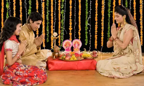 कल है दिवाली, लक्ष्मी पूजन के निकले 3 शुभ मुहूर्त, जानें पूजा विधि और उपाय कल है दिवाली, लक्ष्मी पूजन के निकले 3 शुभ मुहूर्त, जानें पूजा विधि और उपाय