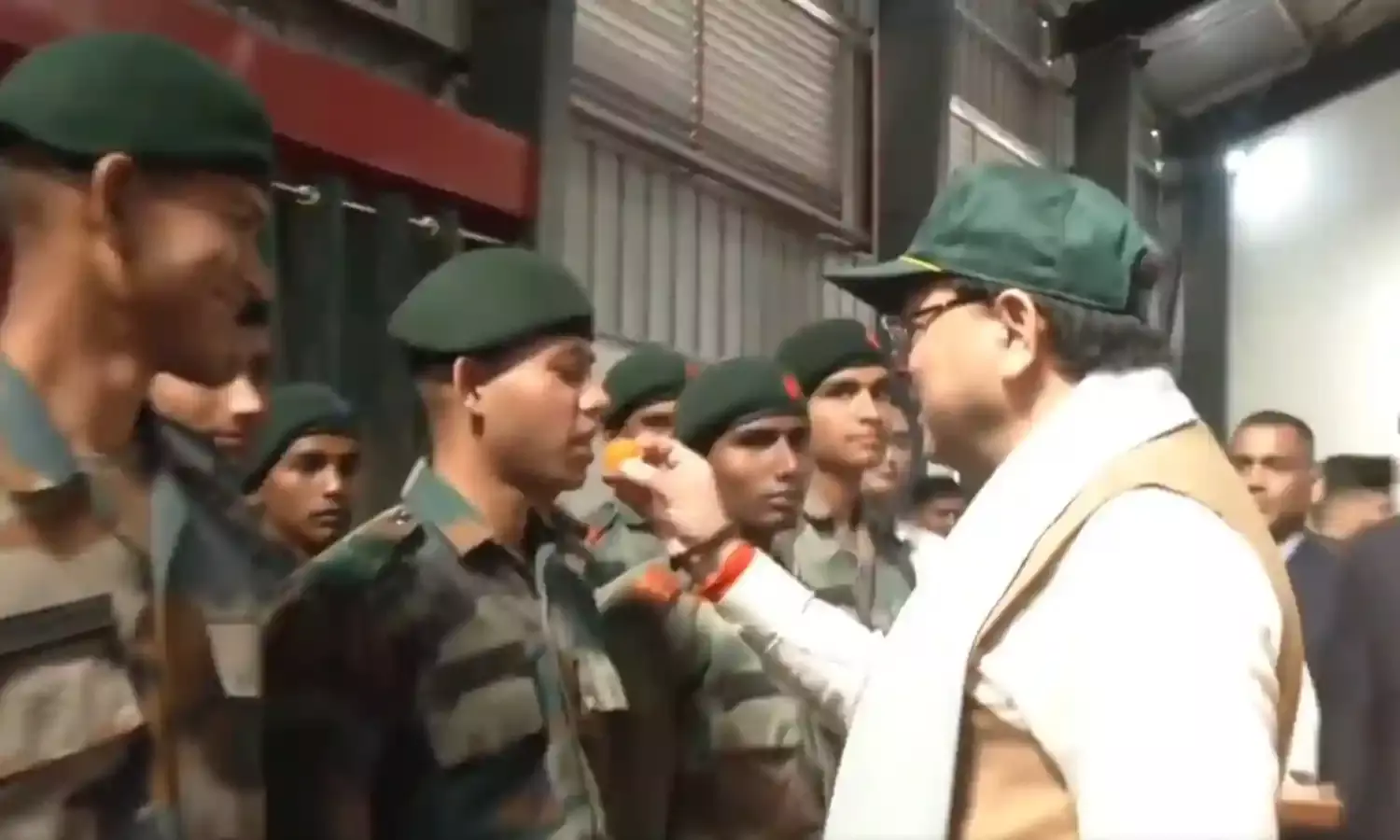 सीएम पुष्कर सिंह धामी ने जवानों के साथ मनाई दिवाली, लड्डू खिलाकर दी शुभकामनाएं सीएम पुष्कर सिंह धामी ने जवानों के साथ मनाई दिवाली, लड्डू खिलाकर दी शुभकामनाएं