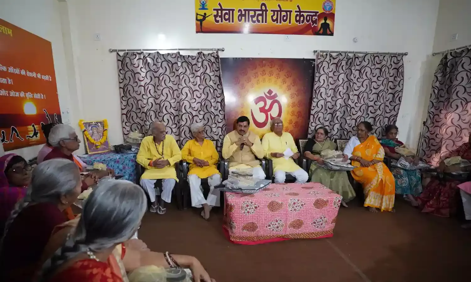 सीएम डॉ. मोहन यादव ने आनंद धाम में बुजुर्गों के साथ मनाई दिवाली सीएम डॉ. मोहन यादव ने आनंद धाम में बुजुर्गों के साथ मनाई दिवाली