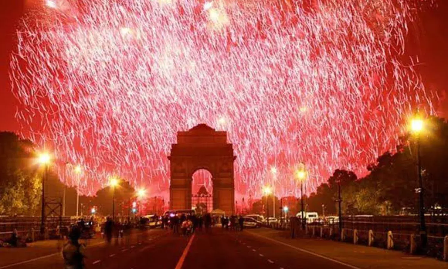 दिवाली ने बिगाड़ा राजधानी का हाल, पटाखे फोड़ने के कारण बेहद खराब श्रेणी में पहुंचा AQI दिवाली ने बिगाड़ा राजधानी का हाल, पटाखे फोड़ने के कारण बेहद खराब श्रेणी में पहुंचा AQI