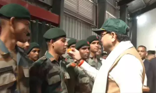 सीएम पुष्कर सिंह धामी ने जवानों के साथ मनाई दिवाली, लड्डू खिलाकर दी शुभकामनाएं