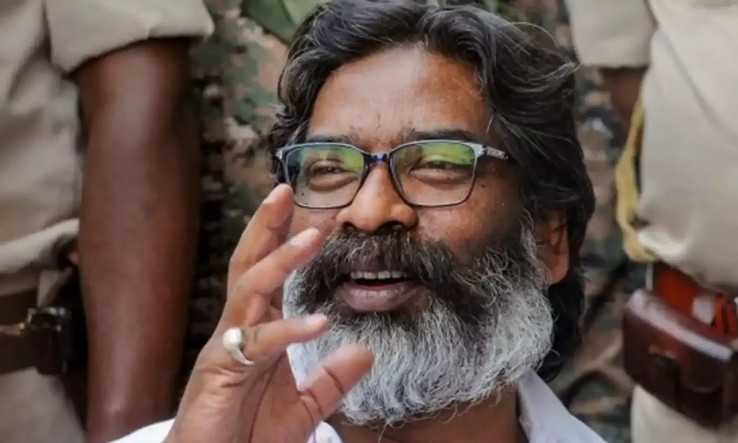 कितने साल के हैं हेमंत सोरेन, बीजेपी के आरोपों और जेएमएम के जवाब से सभी कंफ्यूज