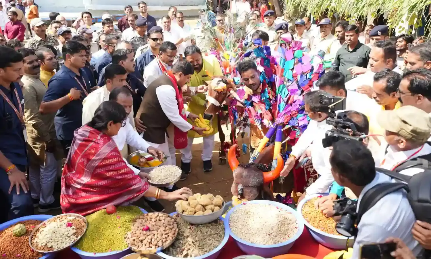 गाय हमें जीना सिखाती है...तिलकेश्वर गौशाला में सीएम मोहन यादव ने कहा गाय हमें जीना सिखाती है...तिलकेश्वर गौशाला में सीएम मोहन यादव ने कहा