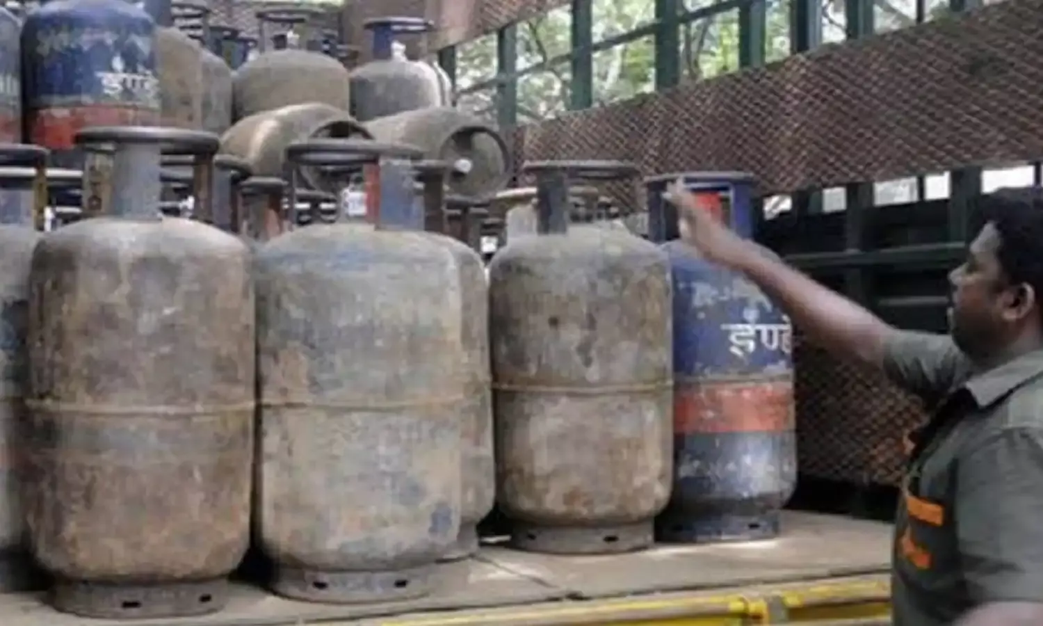 दिवाली के अगले दिन बढ़ गई एलपीजी सिलेंडर की कीमत