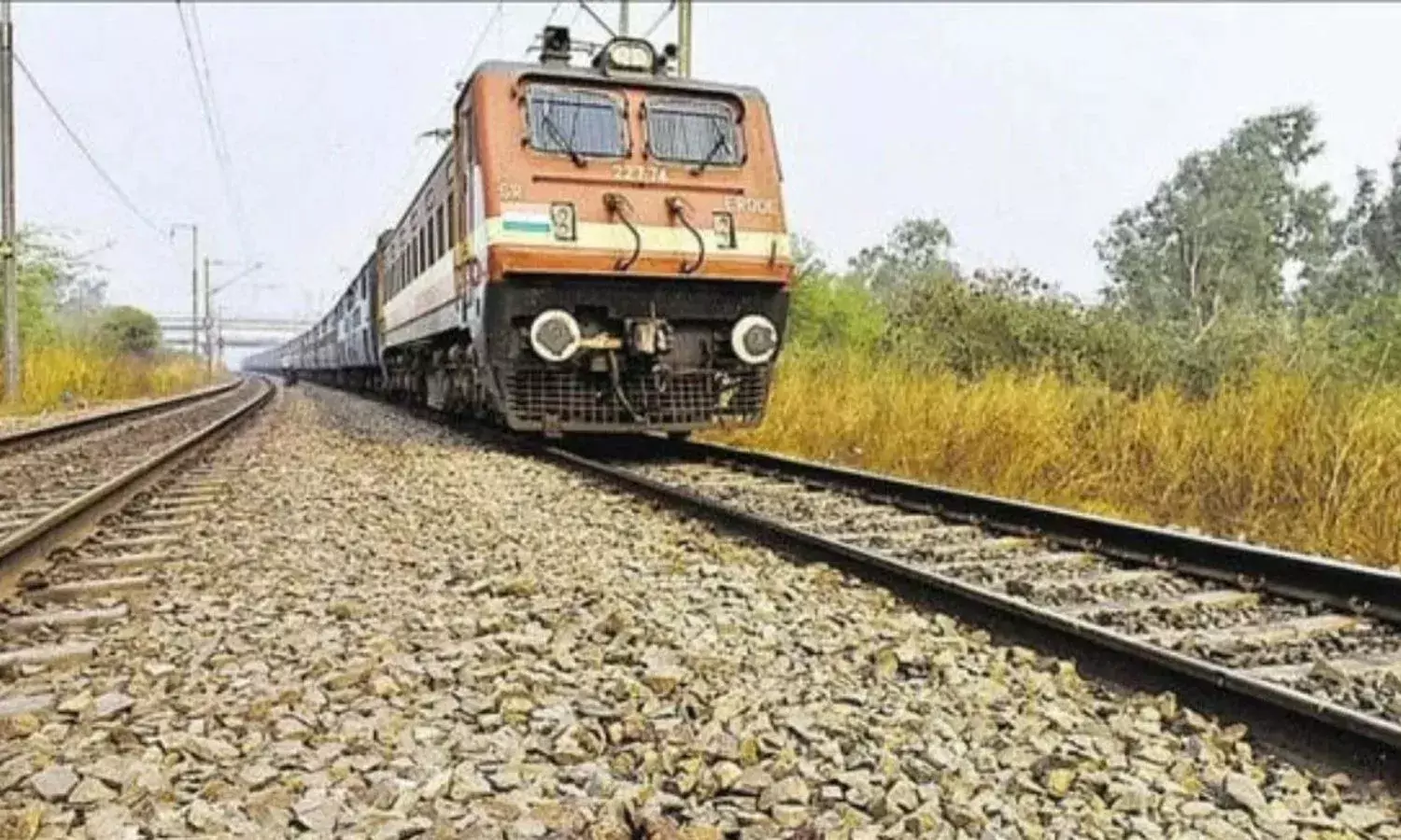 रेलवे ट्रैक की सफाई कर रहे 4 मजदूरों को एक्सप्रेस ट्रेन ने मारी टक्कर, मौके पर हुई मौत से मचा कोहराम