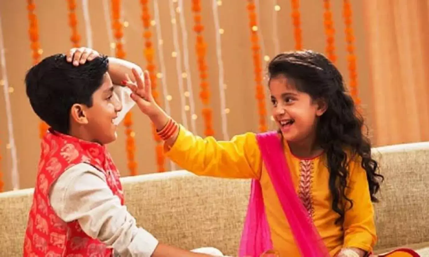 भाई दूज की पूजन थाली में शामिल करें ये खास जरूरी सामग्री, नहीं तो अधूरी रह जाएगी पूजा