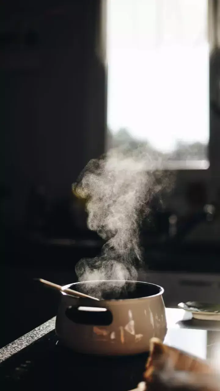 5 दिनों के इस त्योहार में काले पड़े बर्तनों को कैसे करें साफ? जानें