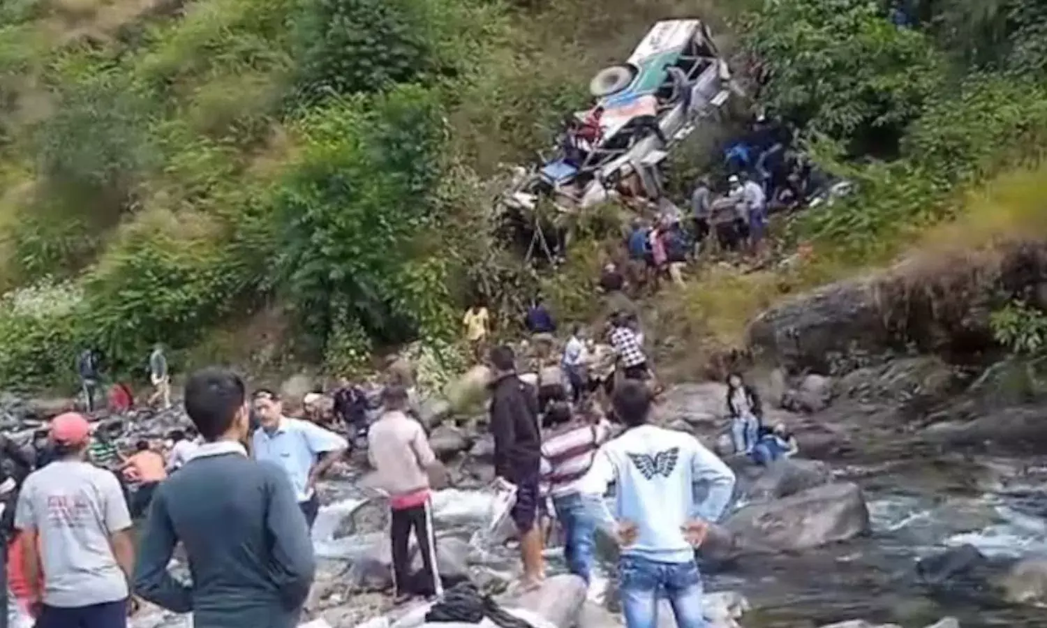 Bus falls into a ditch in Uttarakhand