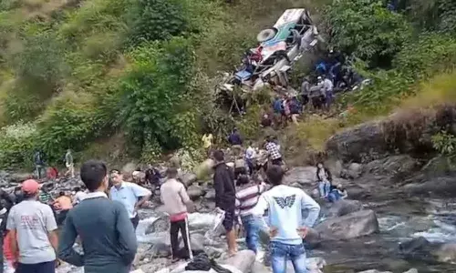 Bus falls into a ditch in Uttarakhand