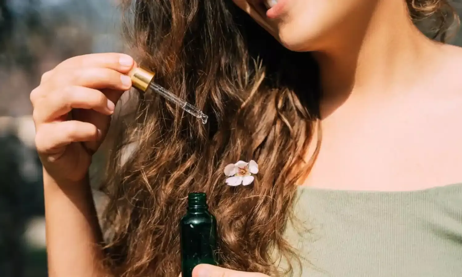 सर्दियों में बालों को ड्राई और फ्रिजी होने से बचाने के लिए अपनायें ये आसान टिप्स