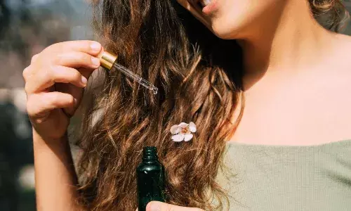 सर्दियों में बालों को ड्राई और फ्रिजी होने से बचाने के लिए अपनायें ये आसान टिप्स