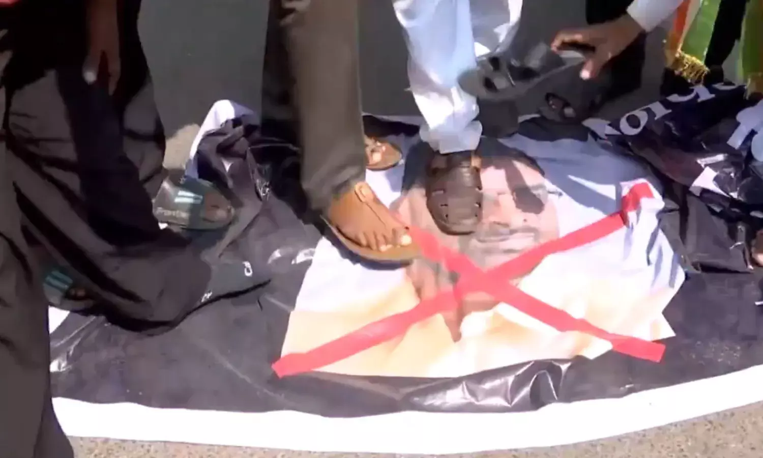 NCP- SCP कार्यकर्ताओं का BJP नेता सदाभाऊ खोत के खिलाफ प्रदर्शन, शरद पवार पर की थी व्यक्तिगत टिप्पणी