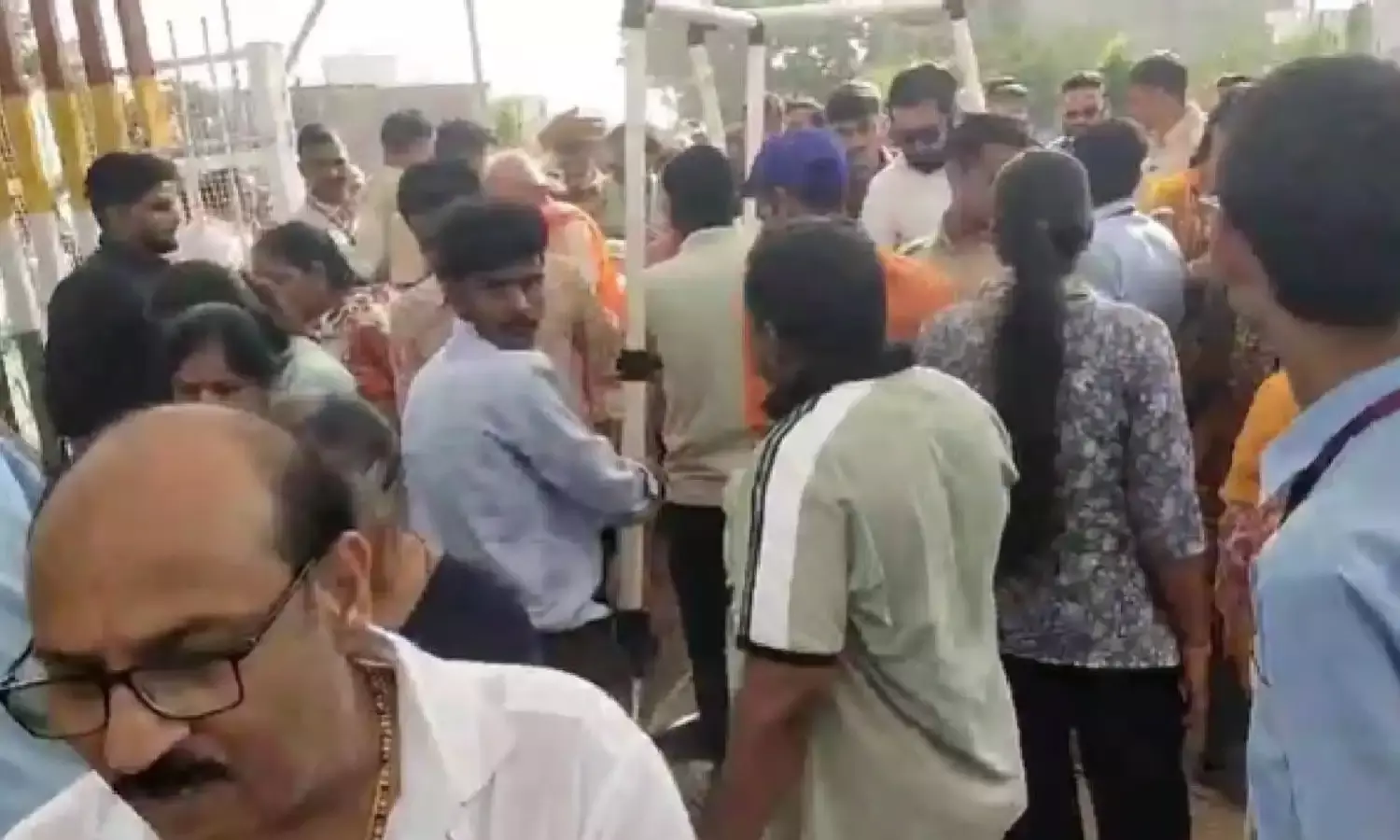 धीरेन्द्र शास्त्री की कथा में बड़ा हादसा, VIP गेट पर भगदड़ मचने से महिलाएं- बच्चे समेत 6 घायल