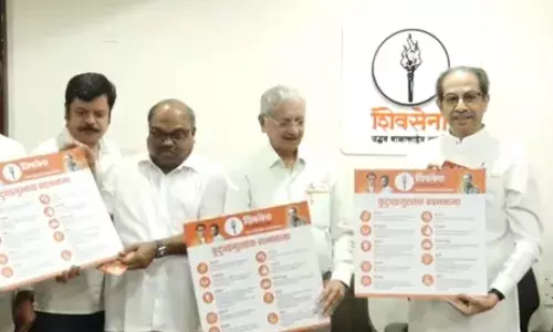 महाराष्ट्र चुनाव के लिए शिवसेना यूबीटी का घोषणापत्र जारी, मुफ्त शिक्षा, जनगणना के साथ किए ये वादे