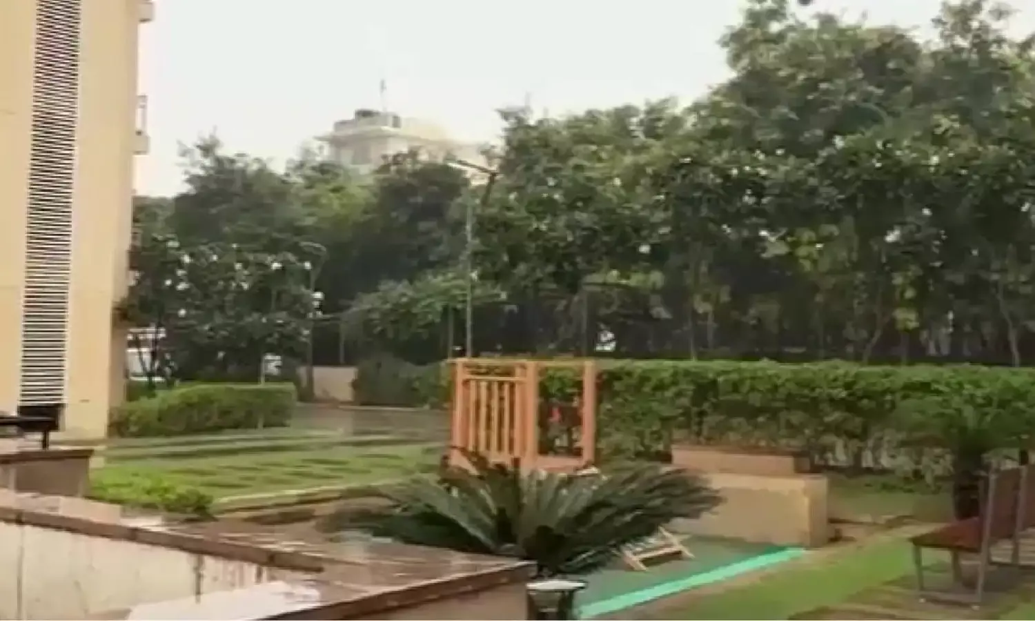 दिल्ली की हवा हुई जहरीली, गुड़गांव के DLF में राहत के लिए करायी गई Artificial Rain