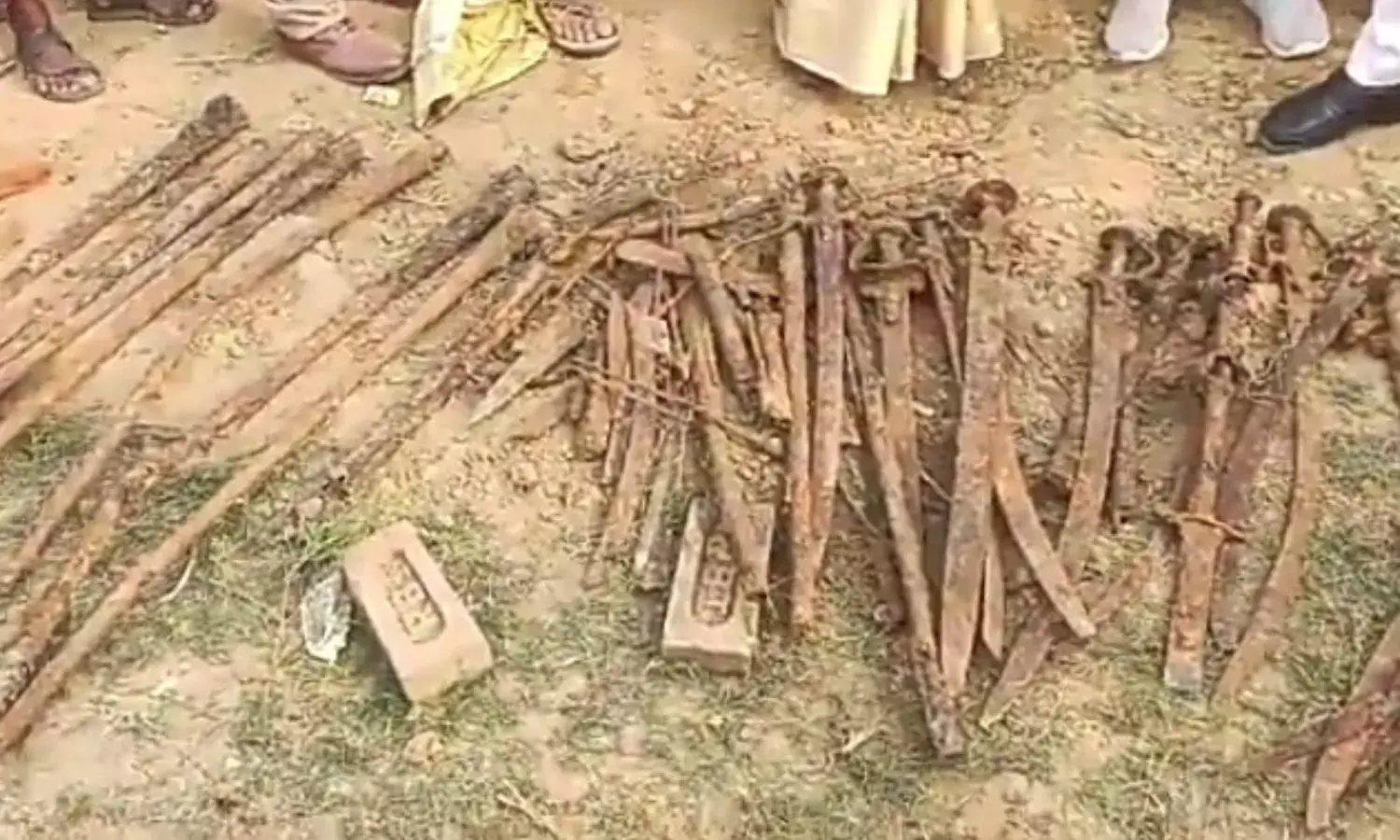 खेत में जुताई के दौरान निकला हथियारों का जखीरा, 200 साल पुराना होने की आशंका