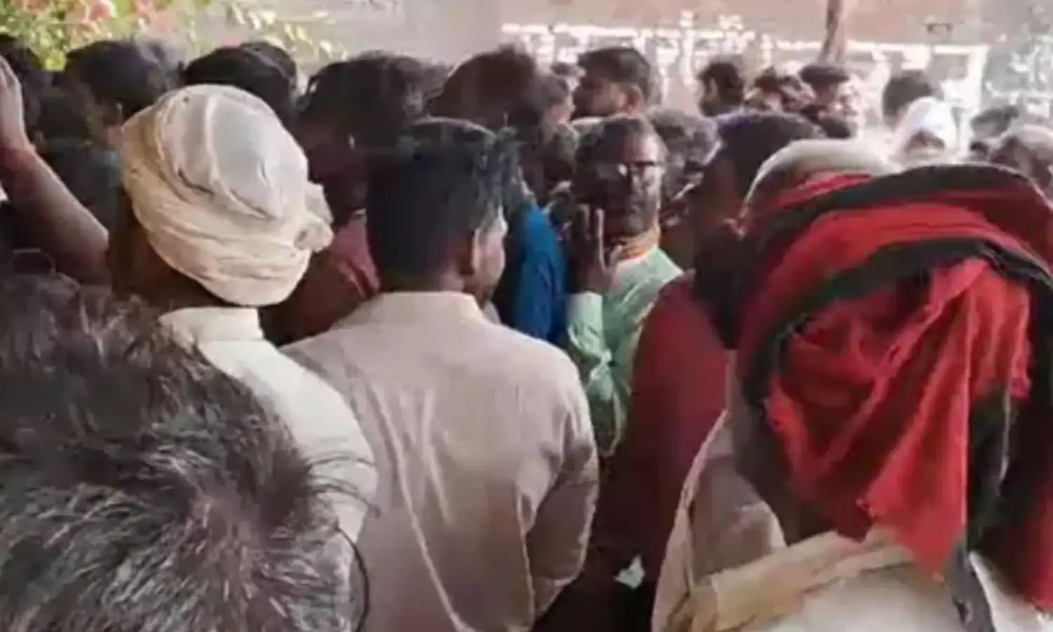 3 सौ अनार (खाद), पहुंच गए 7 सौ बीमार, किया कटरा-बिल्हौर हाई-वे जाम, गेहूं बुवाई को तैयार खेत रहे सूख