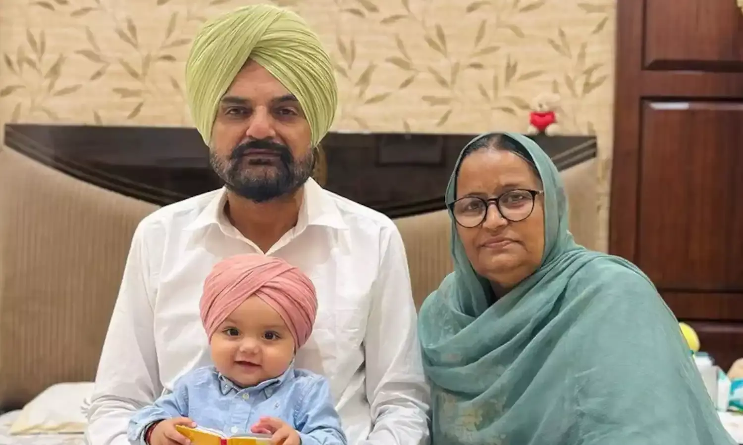 सिद्धू मूसवाला के माता-पिता ने दिखाया शुभदीप का चेहरा, मार्च में हुआ था जन्म सिद्धू मूसवाला के माता-पिता ने दिखाया शुभदीप का चेहरा, मार्च में हुआ था जन्म