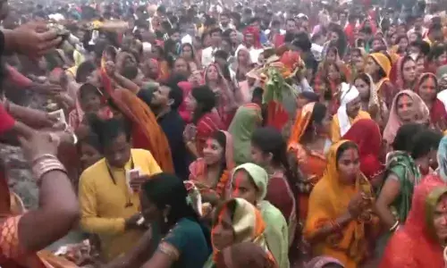 छठ पूजा का अंतिम दिन, देश भर में श्रद्धालुओं ने उगते सूर्य को दिया अर्घ्य