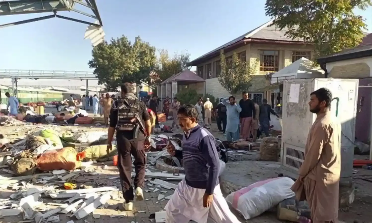 बलूचिस्तान के क्वेटा रेलवे स्टेशन में बम विस्फोट, 26 लोगों की मौत, कई घायल बलूचिस्तान के क्वेटा रेलवे स्टेशन में बम विस्फोट, 26 लोगों की मौत, कई घायल