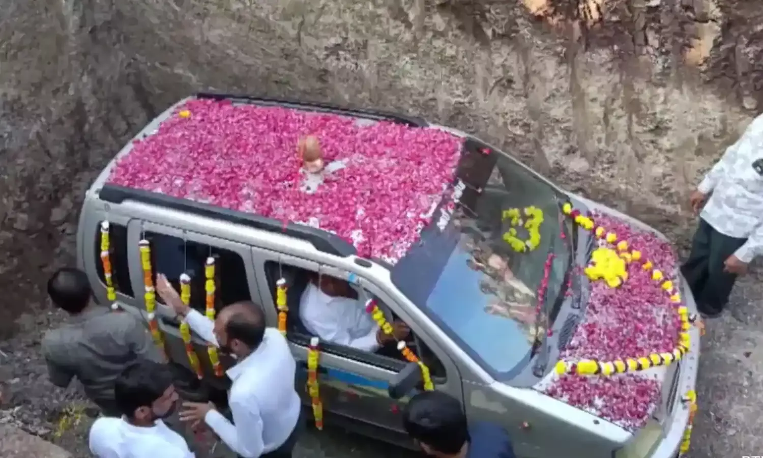 किसान परिवार ने अपनी लकी कार को दी समाधि, जानिए खास वजह…