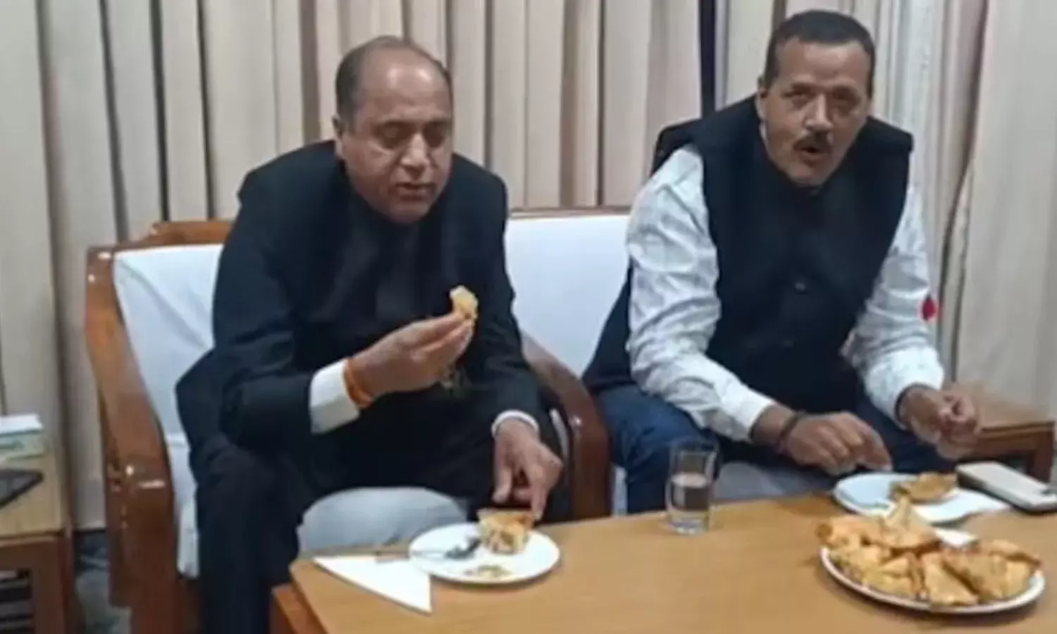 हिमाचल के पूर्व CM जयराम ठाकुर ने की समोसा पार्टी