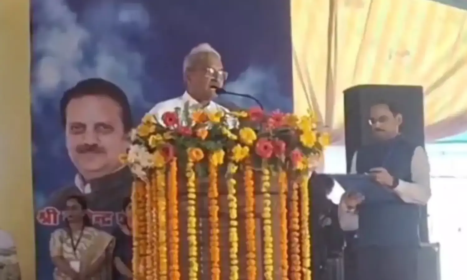 पति - पत्नी बिस्तर पर लेटकर...मोबाइल से मोहब्बत करते हैं, बच्चे अब ऑनलाइन होंगे