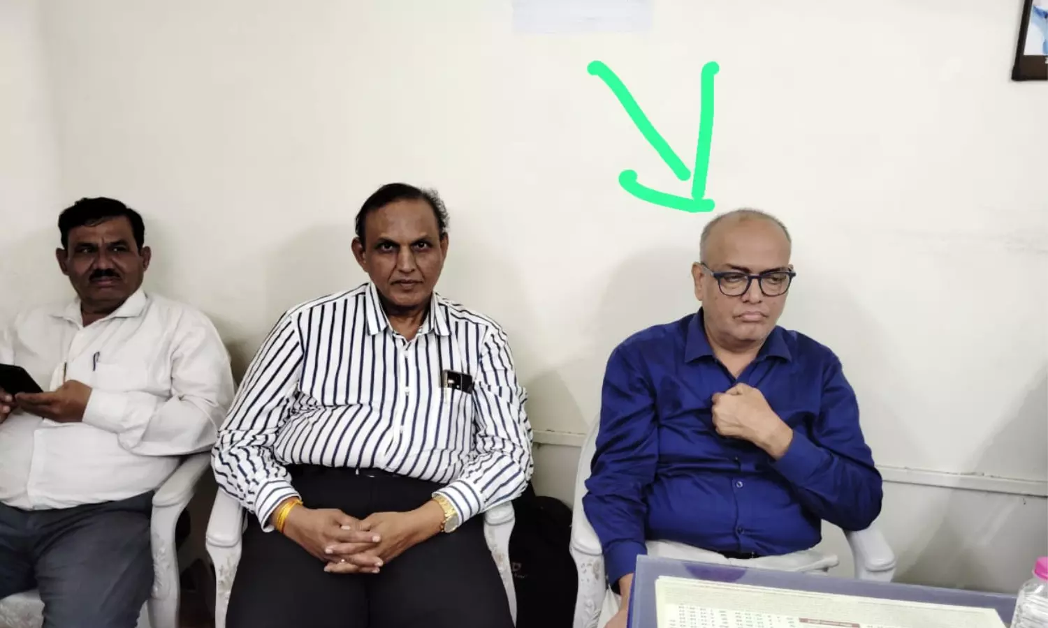 नगर पालिका इंजीनियर रमेश वर्मा रिश्वत लेते ट्रेप, बिना अनुमति मकान बनाने की NOC के लिए मांगे थे पैसे नगर पालिका इंजीनियर रमेश वर्मा रिश्वत लेते ट्रेप, बिना अनुमति मकान बनाने की NOC के लिए मांगे थे पैसे