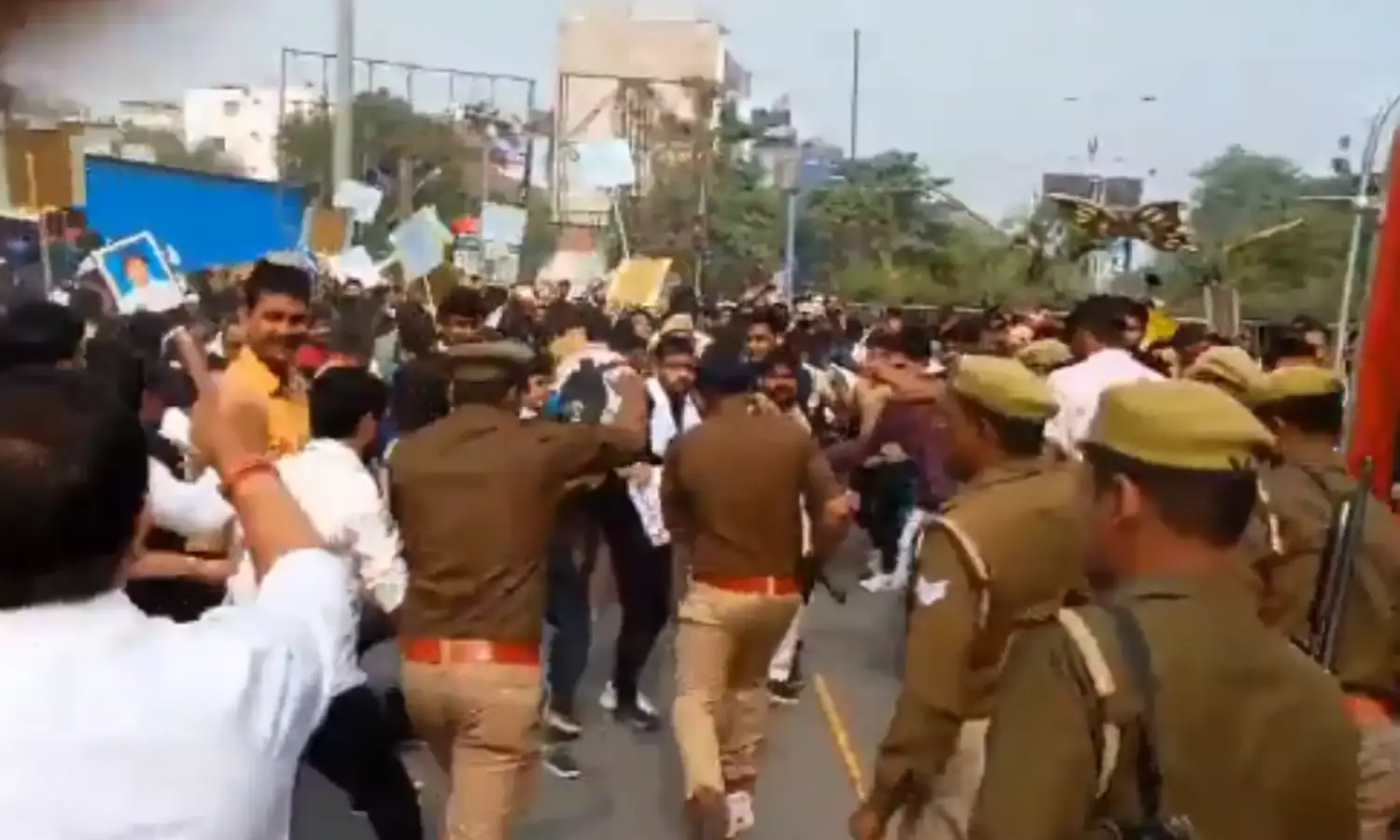 PCS और RO/ARO परीक्षा एक ही दिन कराने की मांग को लेकर हजारों युवाओं ने किया प्रदर्शन