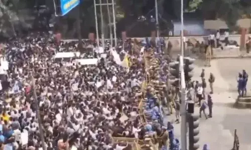 प्रयागराज में अभ्यर्थियों और पुलिस के बीच तगड़ी झड़प, अखिलेश यादव बोले - भ्रष्ट भाजपा सरकार हिंसक हो उठी