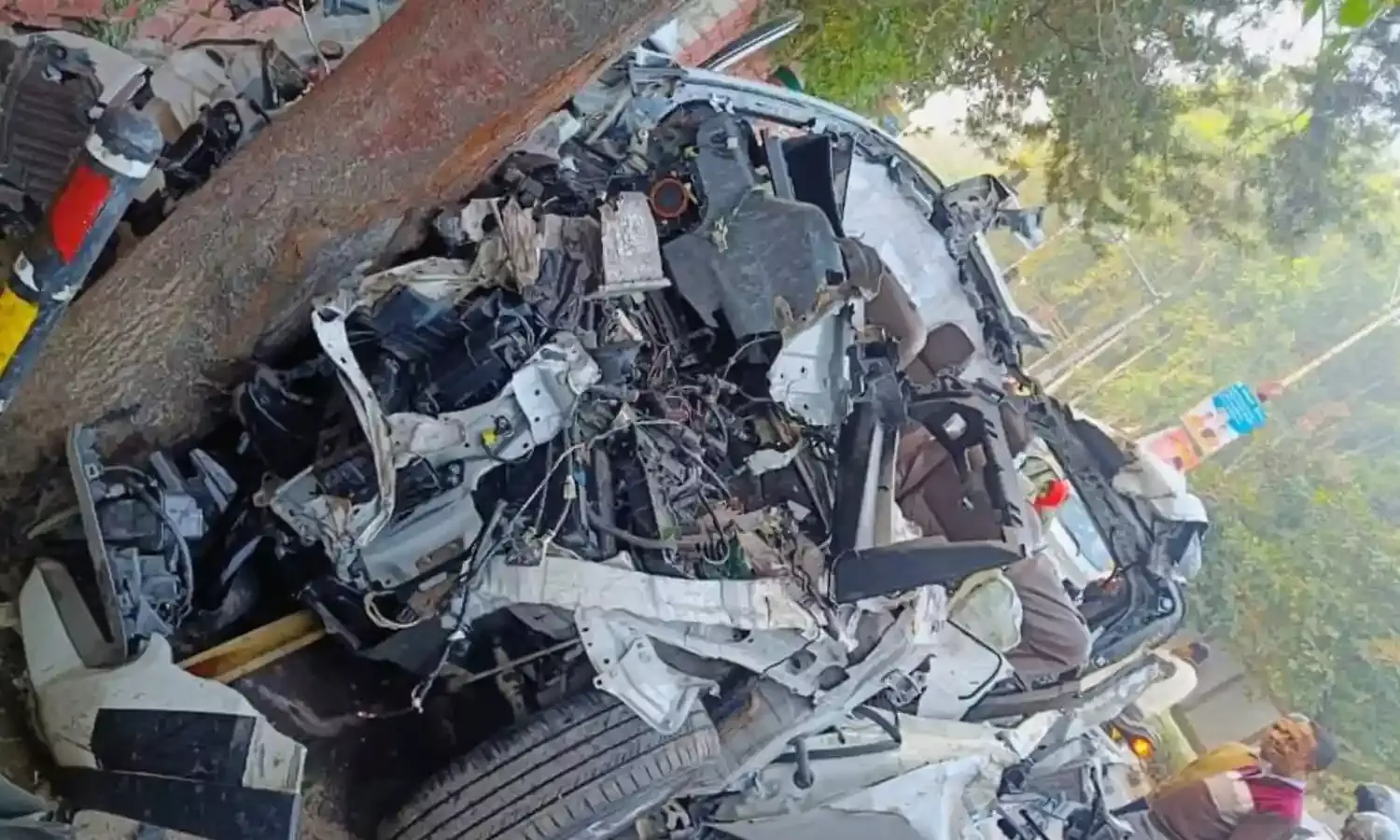 तेज रफ्तार इनोवा कार और ट्रक की टक्कर में 6 लोगों की मौत, इतने लोग हुए घायल...