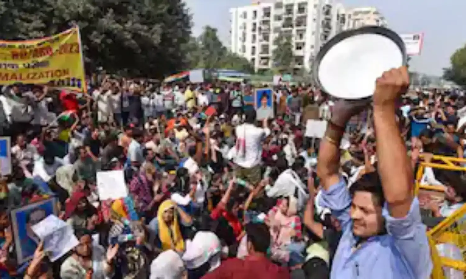 PCS Pre और RO-ARO परीक्षा पर अपनी मांगों को लेकर सड़क पर उतरे स्टूडेंट्स को मिला दृष्टि IAS का साथ, जानें क्या कहा