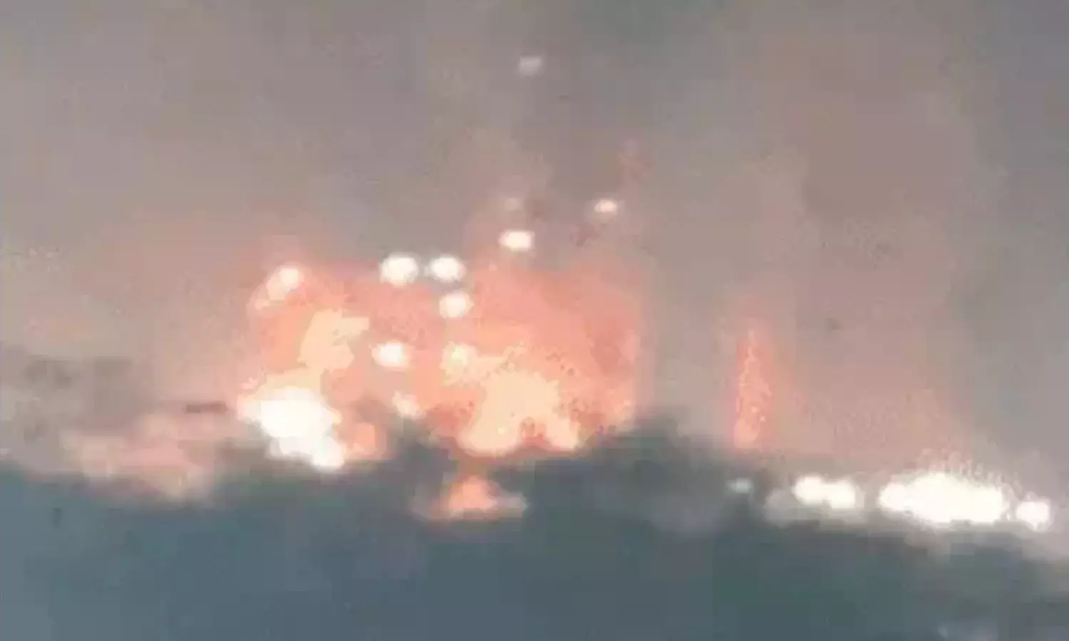 मथुरा इंडियन ऑयल रिफाइनरी में ब्लास्ट, मैनेजर समेत 10 घायल मथुरा इंडियन ऑयल रिफाइनरी में ब्लास्ट, मैनेजर समेत 10 घायल