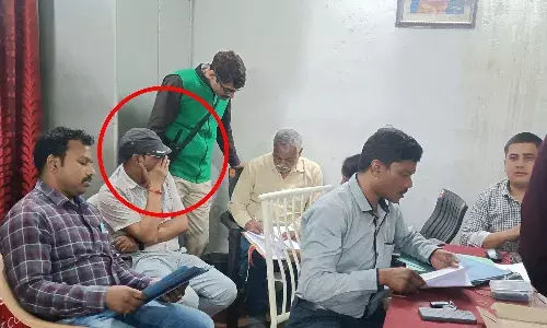 सिवनी के सहायक आबकारी अधिकारी पवन कुमार लाखों रुपए की रिश्वत लेते ट्रेप