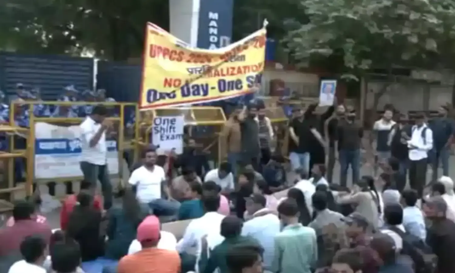 प्रयागराज में अभ्यर्थियों के प्रदर्शन का तीसरा दिन, आयोग फैसले पर अड़ा, RAF - पुलिस ने संभाला मोर्चा