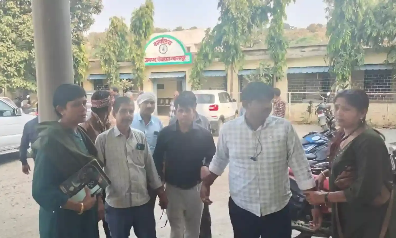 मजदूर की मौत पर पत्नी को मिले पैसे के लिए रिश्वत मांग रहा था कर्मचारी, रंगे हाथों हुआ ट्रेप