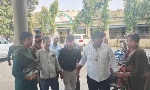 मजदूर की मौत पर पत्नी को मिले पैसे के लिए रिश्वत मांग रहा था कर्मचारी, रंगे हाथों हुआ ट्रेप