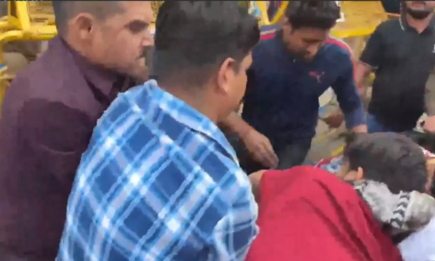 UPPSC के सामने प्रदर्शन कर रहे अभ्यर्थियों को पुलिस ने जबरन उठाया, चार दिन से मांग पर अड़े अभ्यर्थी UPPSC के सामने प्रदर्शन कर रहे अभ्यर्थियों को पुलिस ने जबरन उठाया, चार दिन से मांग पर अड़े अभ्यर्थी