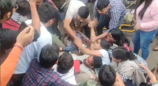 UPPSC के सामने प्रदर्शन कर रहे अभ्यर्थियों को पुलिस ने जबरन उठाया, चार दिन से मांग पर अड़े अभ्यर्थी UPPSC के सामने प्रदर्शन कर रहे अभ्यर्थियों को पुलिस ने जबरन उठाया, चार दिन से मांग पर अड़े अभ्यर्थी