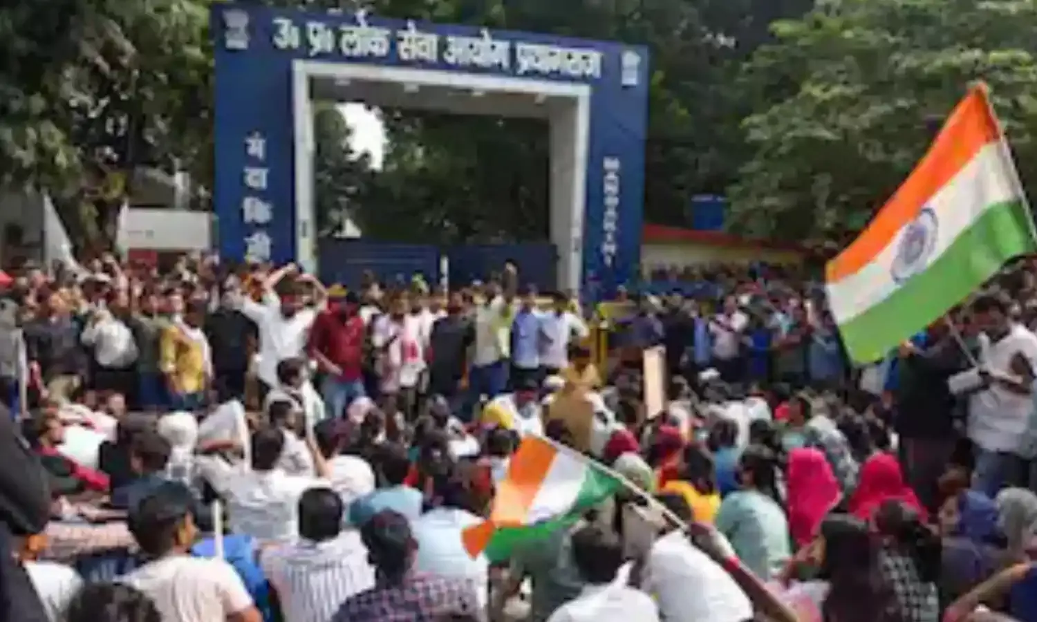 RO- ARO परीक्षा पर आयोग के फैसले पर छात्रों ने दिखाई नाराजगी, कहा- पूरा न्याय चाहिए