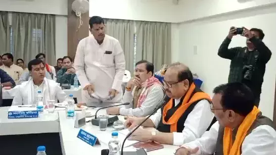 मंत्री के सामने की अधिकारियों की शिकायत, विधायक बोले - सरकारी अस्पताल में नशेड़ी डॉक्टर कर रहे इलाज