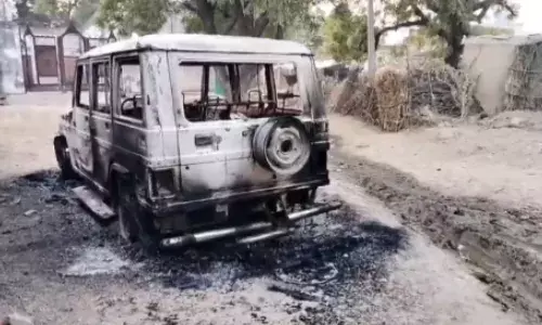 SDM को थप्पड़ मारने वाला नरेश मीणा के समर्थकों ने पुलिस की गाड़ियों में लगाई आग