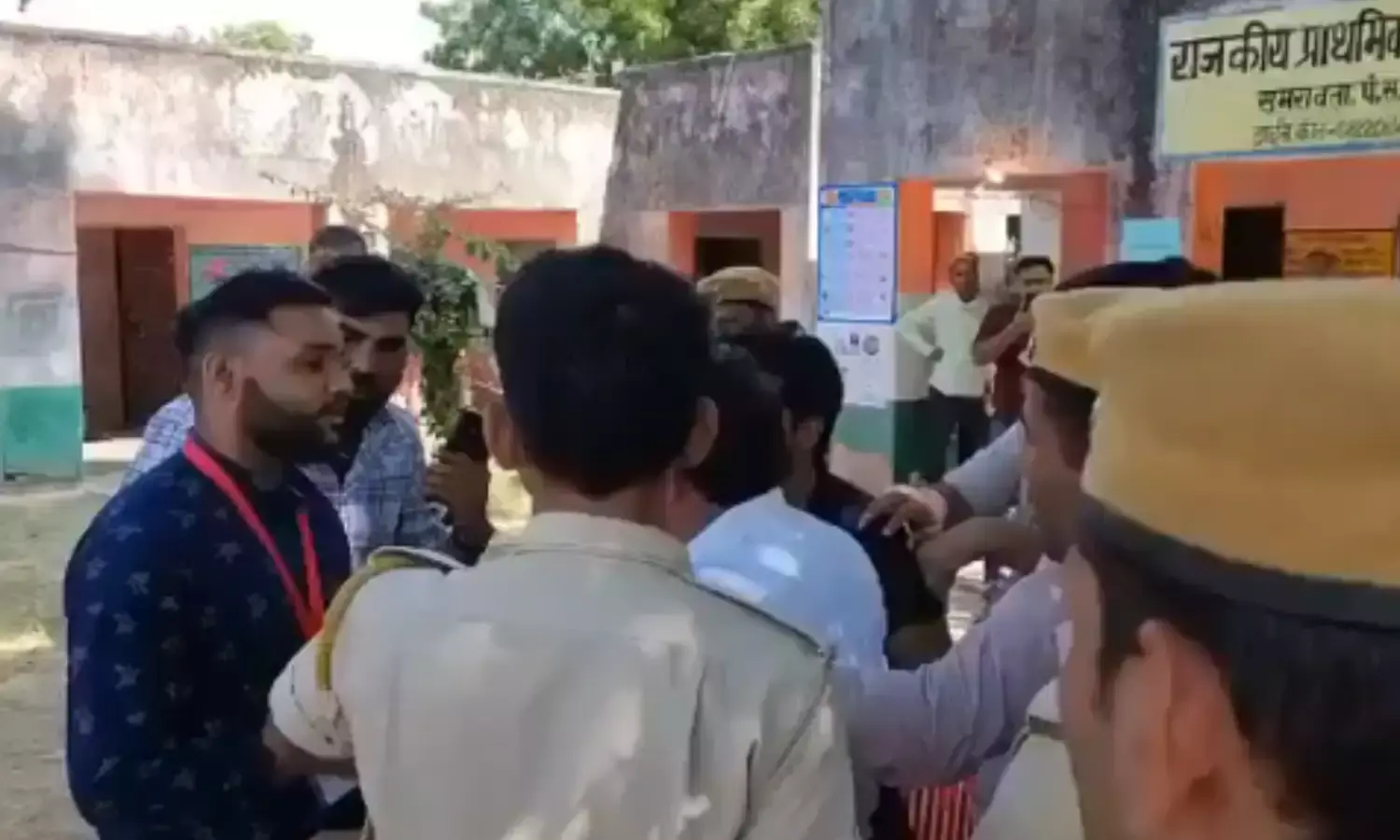 गिरफ्तारी देने पहुंचे नरेश मीणा, एसडीएम पर लगाए आरोप, कहा - फर्जी वोटिंग करा रहे थे अधिकारी