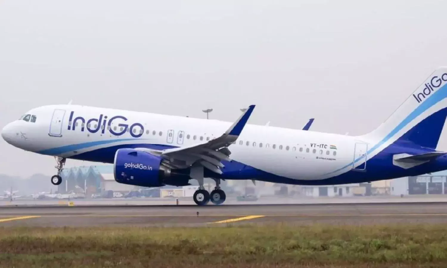 emergency landing of indigo flight in chhattisgarh raipur airport