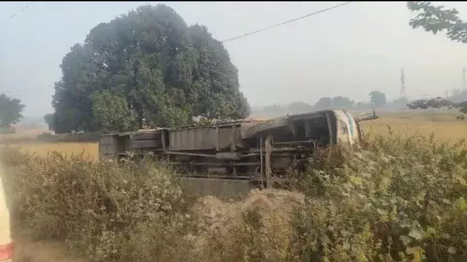 सूरत से सीधी जा रही बस गुढ़ में पलटी, घंटों फंसे रहे यात्री