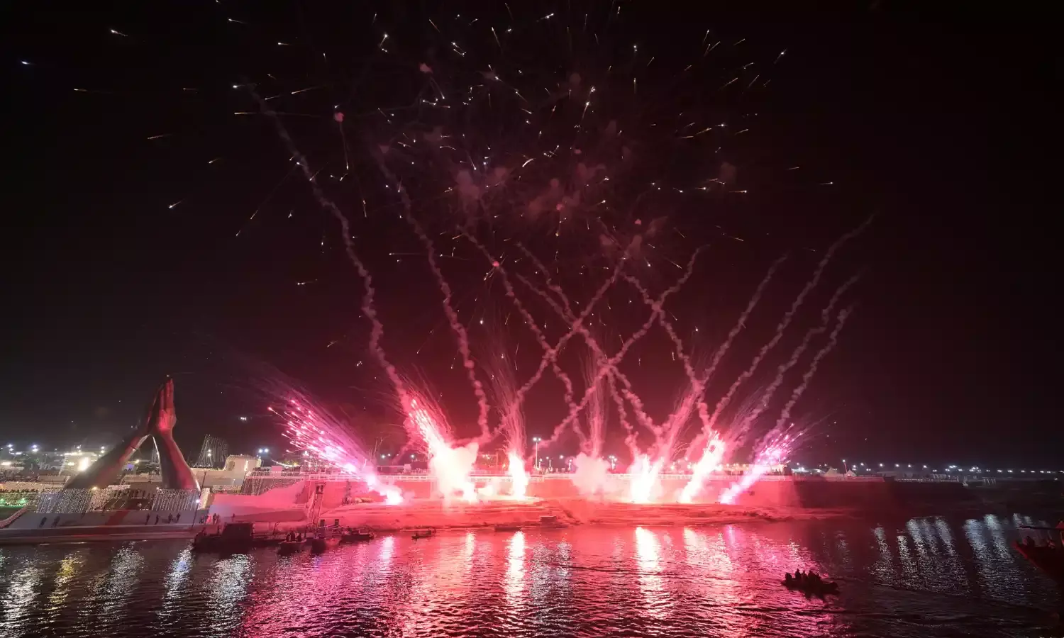 देव दीपावली पर 21 लाख दीपों से रोशन हुई शिव की नगरी देव दीपावली पर 21 लाख दीपों से रोशन हुई शिव की नगरी